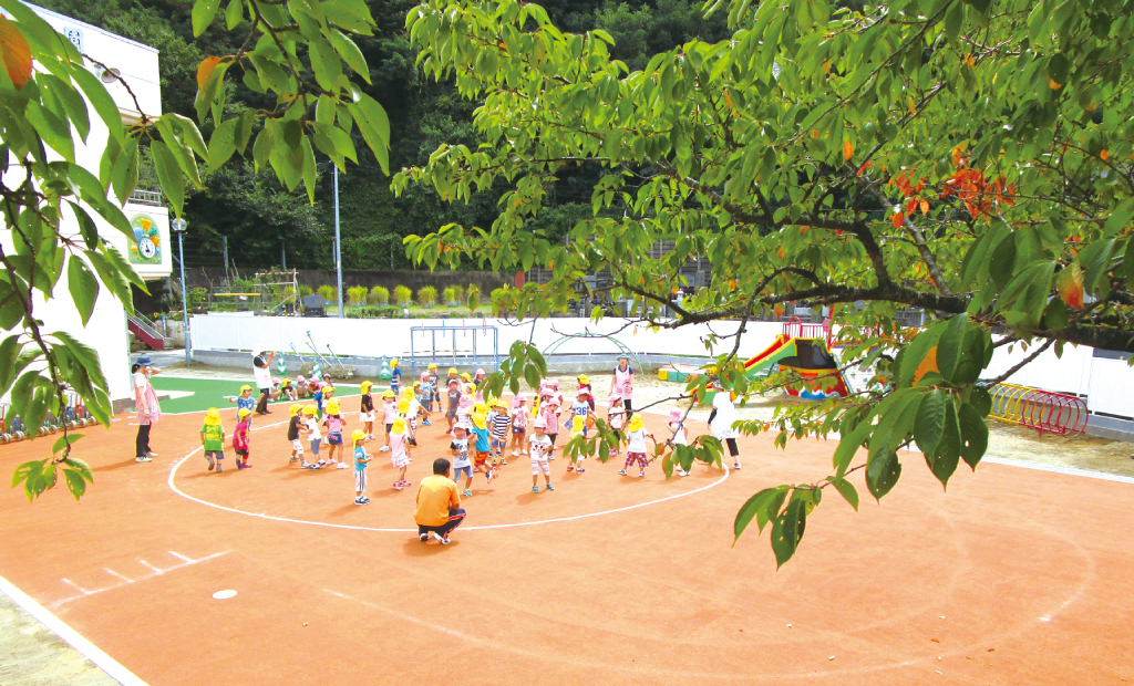 広い園庭でのびのびと運動