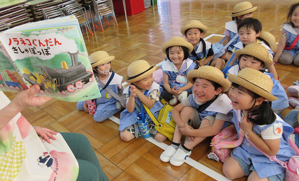 みんなで楽しく絵本を読む